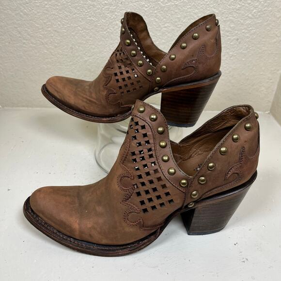 Circle G by Coral Cut Out & Studs Ankle Bootie - size 9 excellent condition - Picture 1 of 11